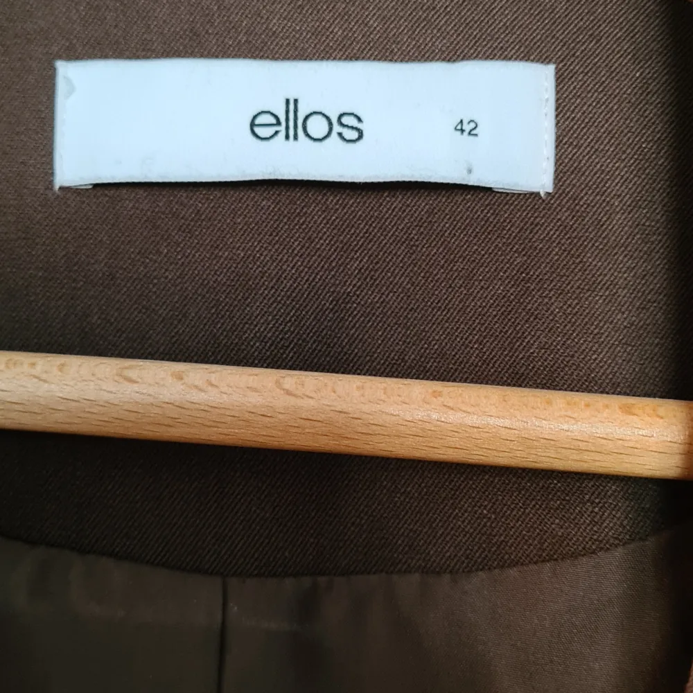 Mörkbrun blazer i storlek 42 Rak modell Fickor fram  Slits nedtill bak Längd 74cm i stl 36  Använd fåtal gånger, nästan som ny. Lite oversized modell Kan bli ett set med byxorna från ellos här bredvid . Kostymer.