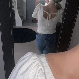 Gullig topp - Jättegullig topp ifrån Only💗 Lapparna är bortklippta så jag är osäker på storleken men skulle säga runt XS/S. Pris kan diskuteras💗 