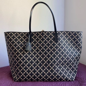 By Malene Birger väska (Abi Tote stor) i perfekt skick  - Använd väldigt sparsamt, till få tillfälle. I utmärkt skick/som ny. Väskan har inga slitage heller defekt,handtag är i perfekt skick. Väskan har bara en liten, nästan osynlig fläck på insidan(bild 3). Denna model är slutsåld och ny pris var ca 3400kr. Priset går att diskuteras vid snabb affär. Kan även mötas upp i Stockholm 