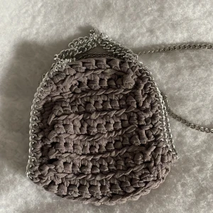 Virkad väska  - Virkad mörkgrå väska. Använt ett fåtal gånger☺️kontakta för mer bilder, pris och info.