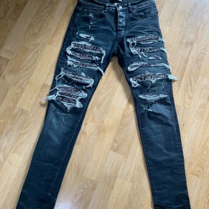 AMIRI JEANS - Säljer dessa snygga AMIRI jeans som är i nyskick, det är bara till att skriva vid funderingar eller liknande 