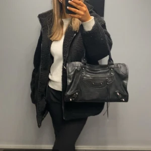 Teddy jacka - Jag säljer min superfina Teddy jacka som jag köpte i januari iår. Använd fåtal gånger under våren. Skriv till mig ifall ni vill ha fler bilder eller har andra frågor.💗 Pris kan o också diskuteras💗