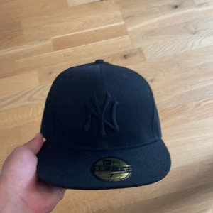 New Era keps - Säljer denna nya helt oanvänd new era kepsen för jag har inte använt den alls 