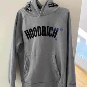 Hoodrich tröja (hoodie) - Den är helt fel fri, skick 8/10 den är L men har krympt i tvätten så den är M, inget annat är skadad!  Pris kan diskuteras vid snabb affär.