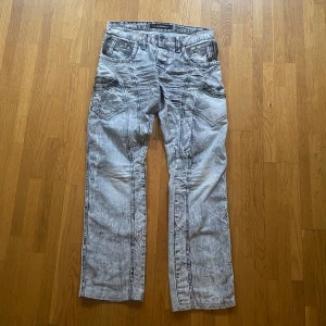 Robins liknande jeans - Robins och rock revival liknande jeans. Har rhinestones på och ovanför bakfickorna. Tar gärna trades mot trueys. Mått: Ytterben:105cm midja:43cm Benöppning 24cm