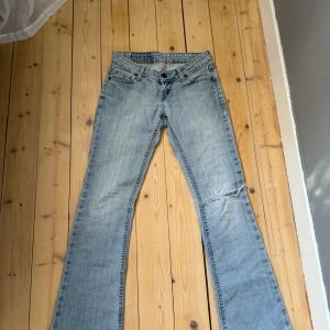 Lågmidjade Levi’s bootcut jeans❤️ - Jättesnygga lågmidjade jeans med ett hål på knät.💓 köpta här på Plick men säljer vidare dom. Midjemått rakt över: 35cm Innerbenslängd: 77cm. Passar någon runt 160-165 skulle jag tro.🫶🏼