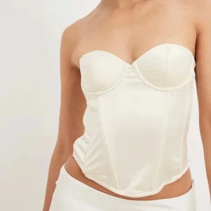 VIT KORSETT - Vit korsett från NAKD. Endast använd vid 1 tillfälle. Storlek 75B. Nypris: 299kr