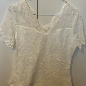 Spets topp - En vit spets topp med urringning i väldigt fint skick, endast använd en gång för att testa. 💕 Storlek: S