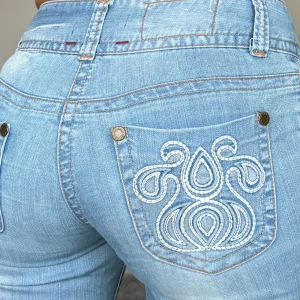 Jeans - Midjemått: 36cm rakt över, innerbenslängd: 84cm 💗