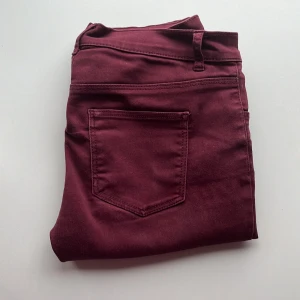 Vinröda skinny jeans - Vinröda skinnyjeans, nyskick 🍷 Barnstorlek 164, passar på XS 🥰