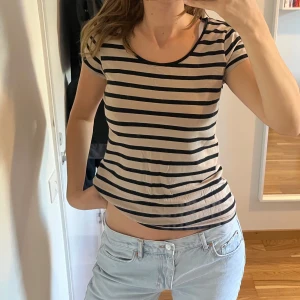 Tshirt - Randig tshirt från 365 i storlek M. Köp på secondhand oxh använt ett par gånger.
