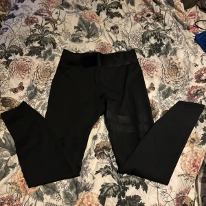 Träningsbyxor  - Strongers träningsbyxor som är lite norppiga på benet (se bild 3) men annars i braskick