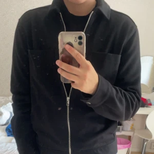 Overshirt - En riktigt snygg overshirt som jag köpt på hm. Den är i storlek m och har använts ett fåtal gånger. Skriv gärna för fler frågor!