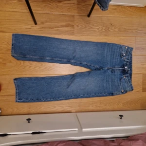 Låg midjande loose jeans - Ett par lågmidjade mörkblåa jeans. Ljuset gjorde så att färgen på byxorna i bild 4 såg konstiga ut.