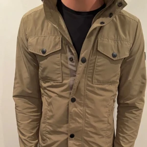 J. Lindeberg jacka  - Säljer nu denna j. Lindeberg jackan som är perfekt till hösten. Skick 9/10. Nypris= 5000. Jag Säljer jackan för endast 1300kr. tveka inte på att höra av er