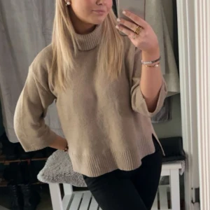Stickad tröja med trekvartsärmar - Jättefin tröja med polokrage och trekvartsärmar, har slitsar i sidorna men inget överdrivet 🫶🏼 