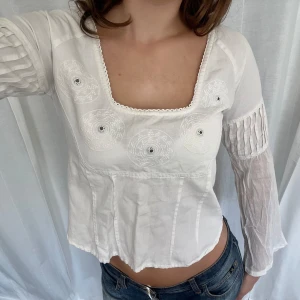 Långärmad topp - Krämvit färgad topp från Hunky Dory i 40% linne och 60% bomull 💘