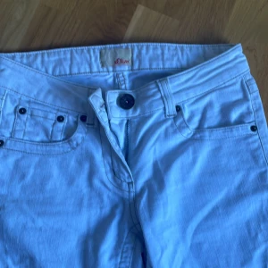 Vita lågmidjade jeans  - Super fina jeans med dina fickor och bra skick. Köpte de second hand men bara använda få gånger. Säljer på grund av att de tyvärr är för små.💕💕L34 W24