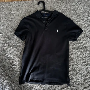 Ralph lauren piké - Skitsnygg piké i storlek M. Självklart äkta. Det är ett litet slitage på högra sida men verkligen ingen som märks eller som man tänker på, annars är det i superfint skick! Skriv för fler frågor eller funderingar :)