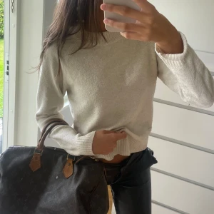 Beige stickad tröja  - Beige stickad tröja från veromoda 