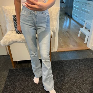 Ljusblå bootcut jeans - Säljer ett par ljusblå bootcut jeans. De är i bra skick och perfekta för både vardag och fest. Jeansen har en klassisk femficksdesign och stängs med dragkedja och knapp. Superbekväma och snygga!