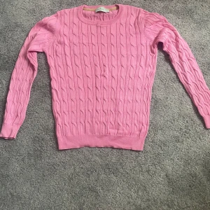 Fin rosa stickad tröja  - Den är från Morris och är endast använd ett fåtal gånger, det finns inga tecken på slitage. Den är i storlek L men skulle snarare säga att den passar s/m.