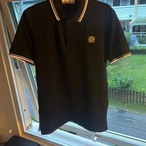 Stone island piké  - Svart vit Stone island piké i bra skick 