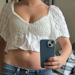 Topp med ”volangarm” - Superfin topp jag köpte på Pull&Bear för något år sedan. Säljer då den inte kommer till användning💕