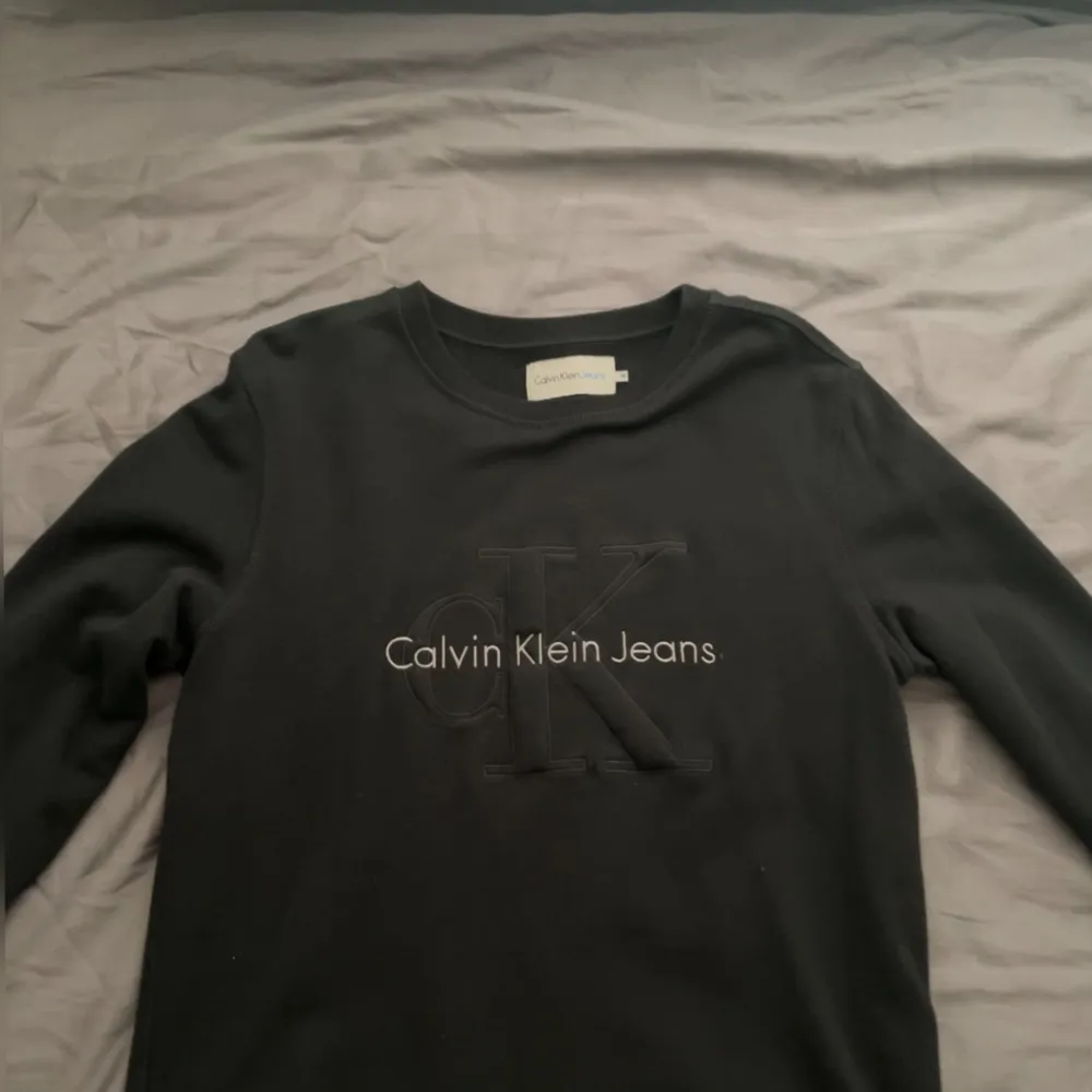 Calvin Klein tröja i storlek M. Fin stor logga på framsidan.. Tröjor & Koftor.