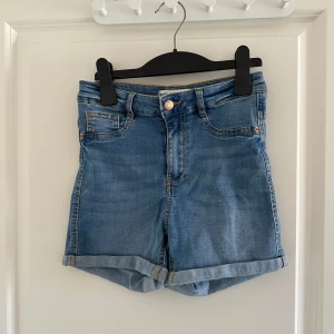 Blå jeansshorts från Gina Tricot - Säljer ett par snygga blå jeansshorts från Gina Tricot, modell Molly, storlek S. De har en klassisk femficksdesign och är perfekt för sommaren. Finns även i vitt och svart i min profil!💘