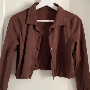 Croppad skjorta - Skön croppad skjorta. Använd en gång.💓