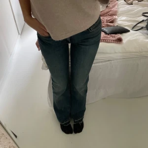 Levis jenas  - Så himla fina Levis jenas. Knappt använda då jag känner att dem är lite för korta. Storlek 26 och jag har S eller 36 som preferens. Dem är sprättade där nere kan skicka bild vid intresse.💗💗