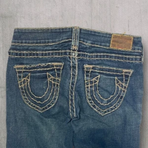 True Religion Bobby Super T Jeans (27W) - Säljer dessa True religion bobby super t jeans eftersom de var för korta på mig, de är använda ett par gånger men de finns inga tydliga skador på dem 