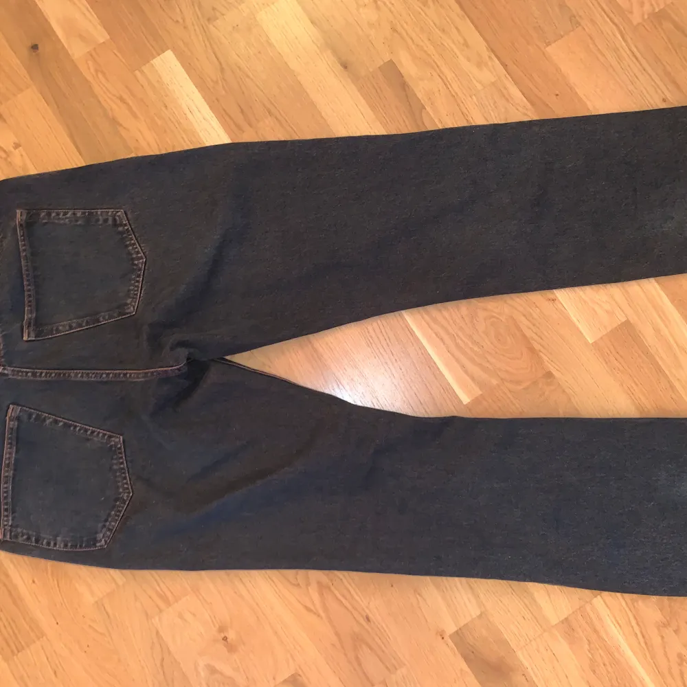 Byxorna har en unik röd fade. De är i ny skick 30/34. Farkut & Housut.