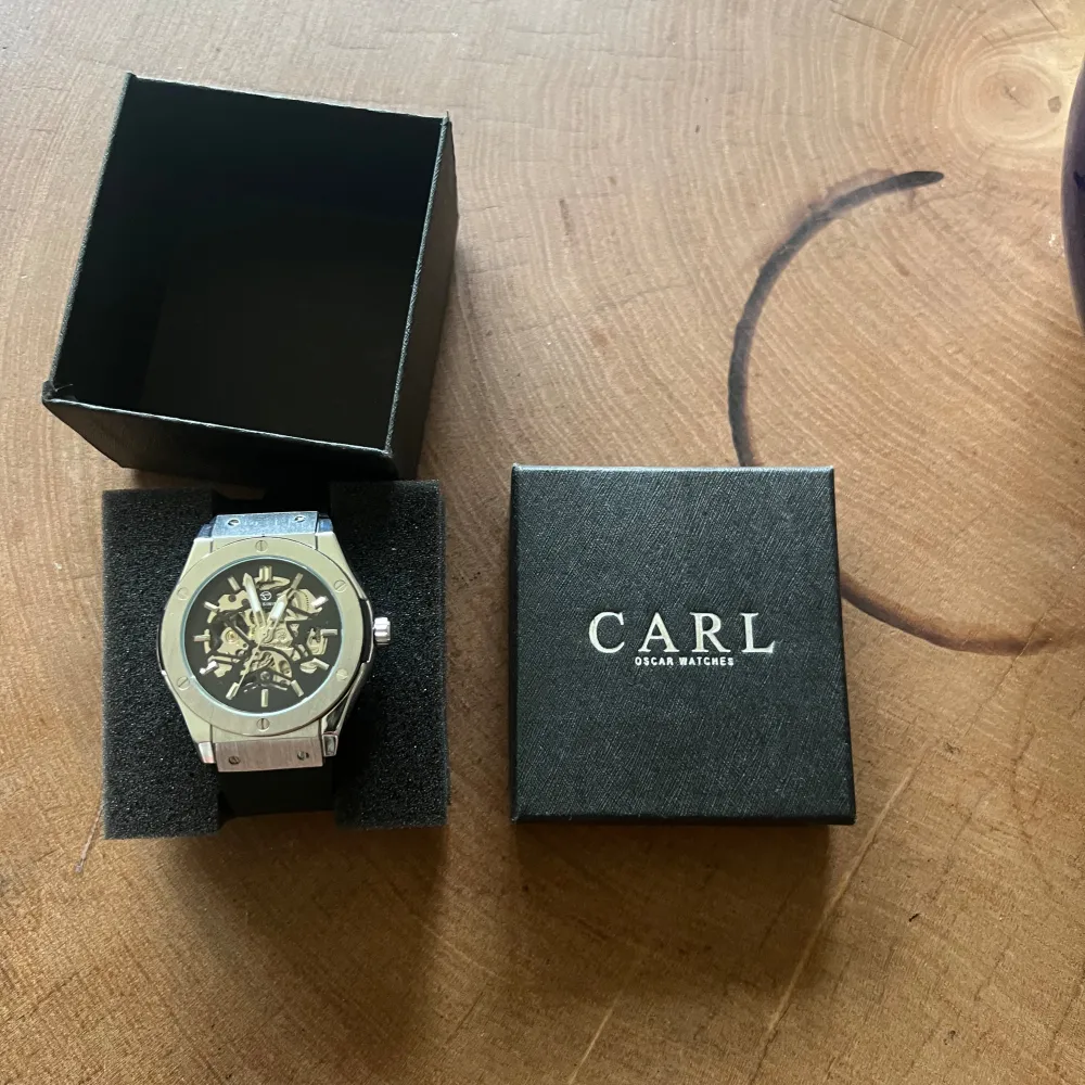 Automatisk klocka från Carl Oscar Watches. Klockan har en gummilänk och en både stilren men också sportig känsla, passar alla tillfällen.   Klockan är Aldrig använd.. Accessoarer.