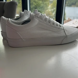 Vans - Helt nya vita vans i storlek 44! Skorna är aldrig använda, alltså helt nya. Säljer de eftersom att det var fel storlek. Pris kan diskuteras!
