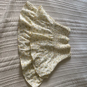 Säljer den här as gulliga kjolen från GRUNT❣️ - Använd två gånger, för står för mig, kommer aldrig till användnings  Säljer den för lite billigare för den har en liten fläck den syns inte jätte mycket❤️