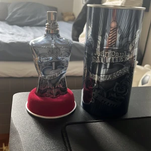Jean Paul Gaultier Le male lover. - Ungefär 110ml kvar, säljer pga att jag inte använder den så mycket. Mycket trevlig doft och perfekt för alla olika tillfällen! Pris går att diskuteras. Köptes för 1299kr.