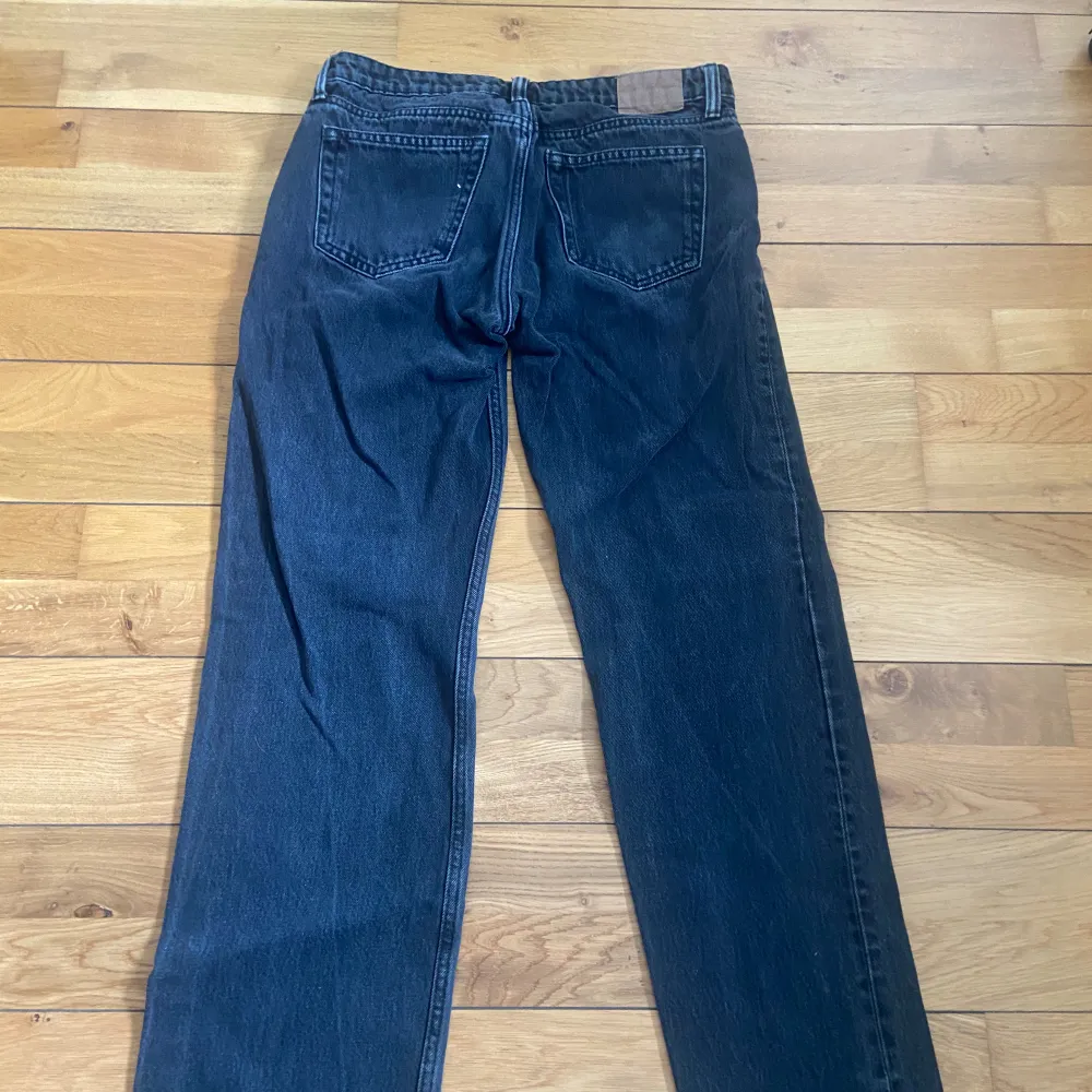 Modell: Arrow low straight  Väll använda men är i ett bra skick.  W28 L32 Nypris 590kr. Jeans & Byxor.