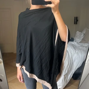 Poncho - Säljer denna fina poncho. Väldigt mjuk och i superbra skick då den inte kommit till mycket användning 💗