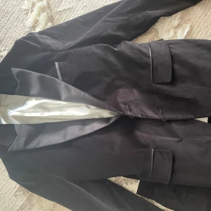 J lindeberg kostym  - Helt ny j lindeberg kostym Säljer då den aldrig används. Materialet är sammet/velour och känns mjukt och exklusivt.  Hela kostymen för 3599, nypriset på ENDAST kavajen ligger på mellan 5500-6000kr.   Storleken på kavajen: 48 Storlek på byxor: 50