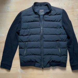 Woolrich cardigan  - Tjena,säljer nu denna eftertraktade woolrich cardigan-skick 8,7/10 (använd men inga defekter) -storlek m/l. Nypris ligger på 6-7k-mitt pris 1999❗️