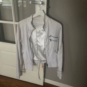 Jacka - Jacka från New yorker osäker på matrieal men i stl 38 knappt använd 