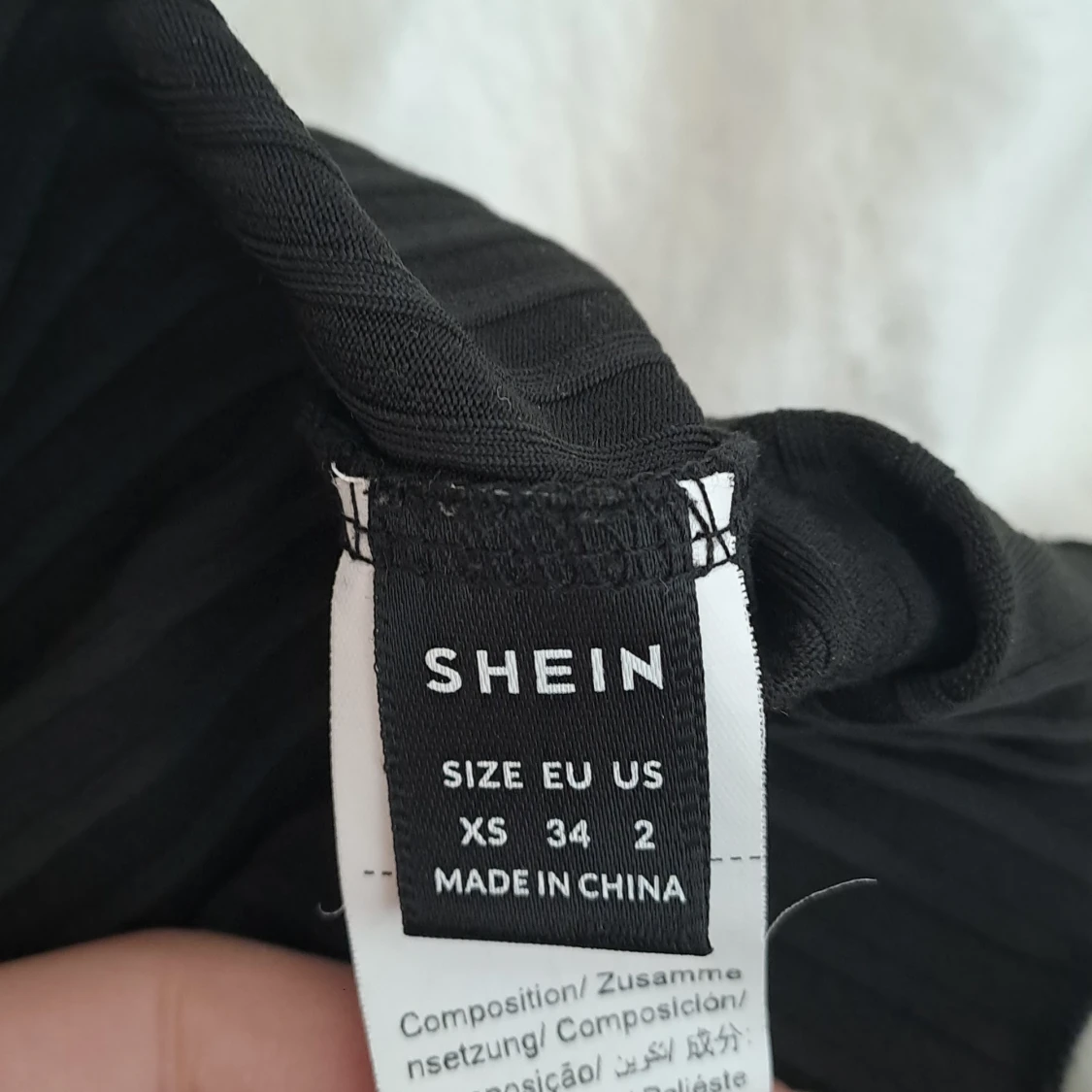 Svart ribbad topp med röd spindel från Shein - 91