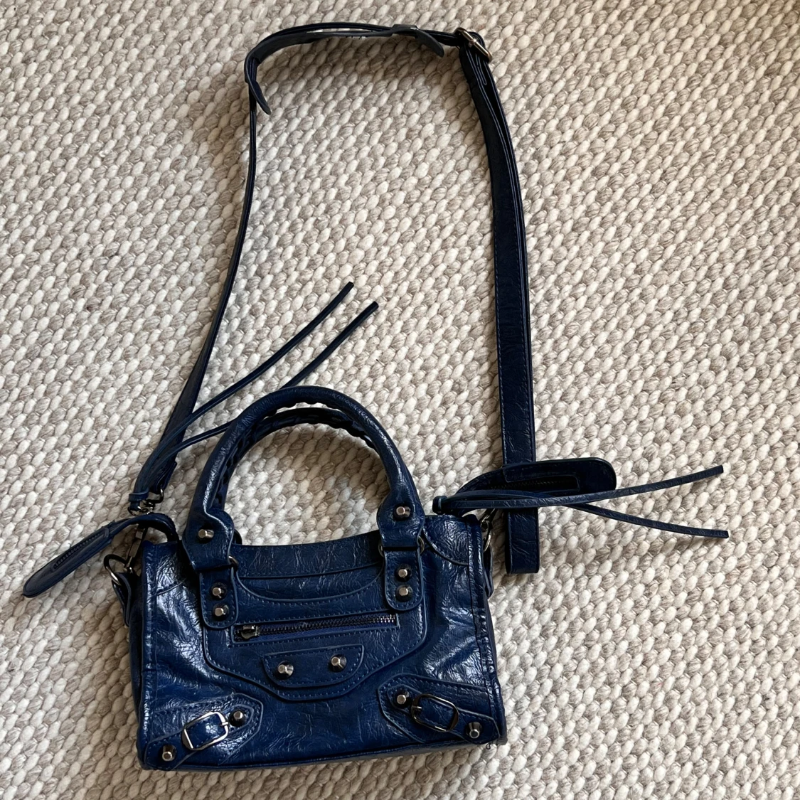 Mörkblå axelväska i skinn