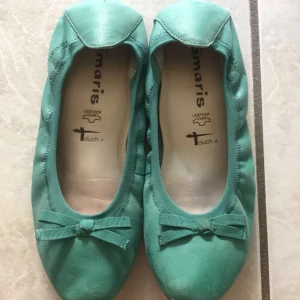  ballerinaskor stl 37 - Säljer dessa supersöta ballerina skor från märket Tamaris🤍 Väldigt fint skick och är i stl 37  Kan även kännas som en 36 Skickar dagen efter du köpt<3  