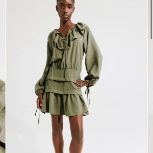 Grön klänning från H&M - Super fin klänning från H&M!💚 perfekt grön färg! I storlek M💕säljer då det var fel storlek! 