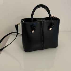 Zara Axelbandsväska    - En Zara väska som jag har ingen användning längre av. Den är i god skick och har inga slags defekter. 