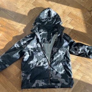 BALR. Jacka - As fet camoflage camo vindjacka från BALR. Svin fet S passar M också
