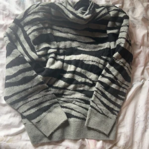 Zebra stickad tröja💕💕 - Säljer denhära zebrarandiga tröjan då jag ej använder den, helt ny därefter inga defekter ❤️❤️